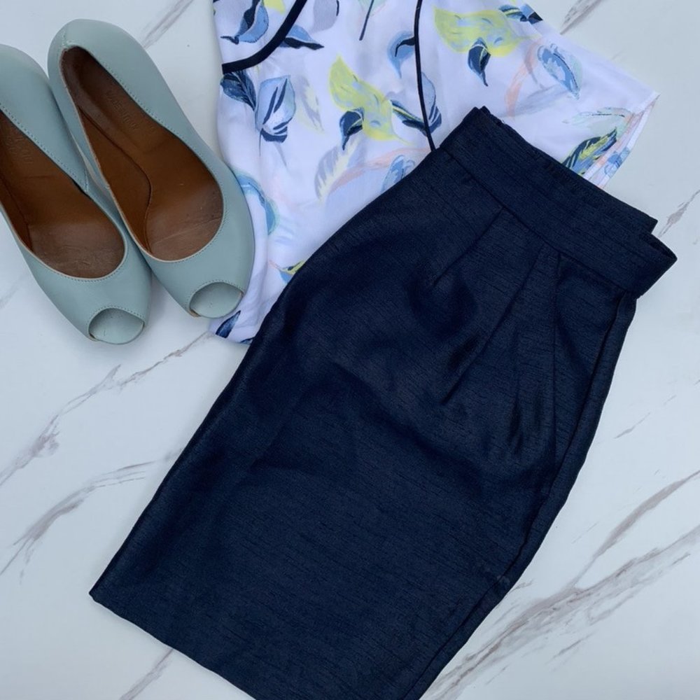 H&M pencil skirt with pockets, size 8 (NWT)